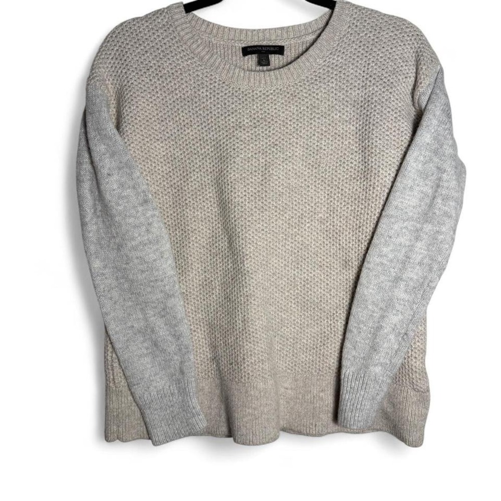 Two toned grey and white Banana Republic size large L knit sweater